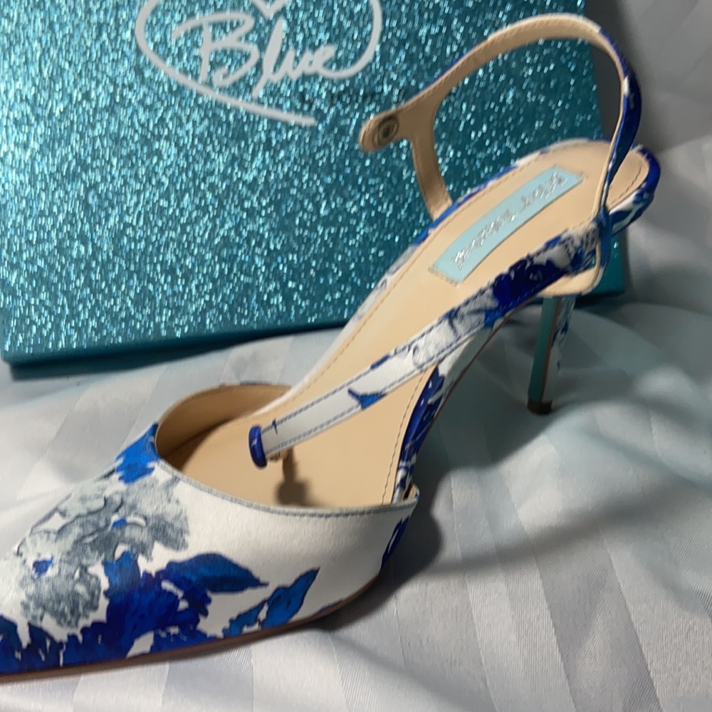 Betsy Johnson Pump